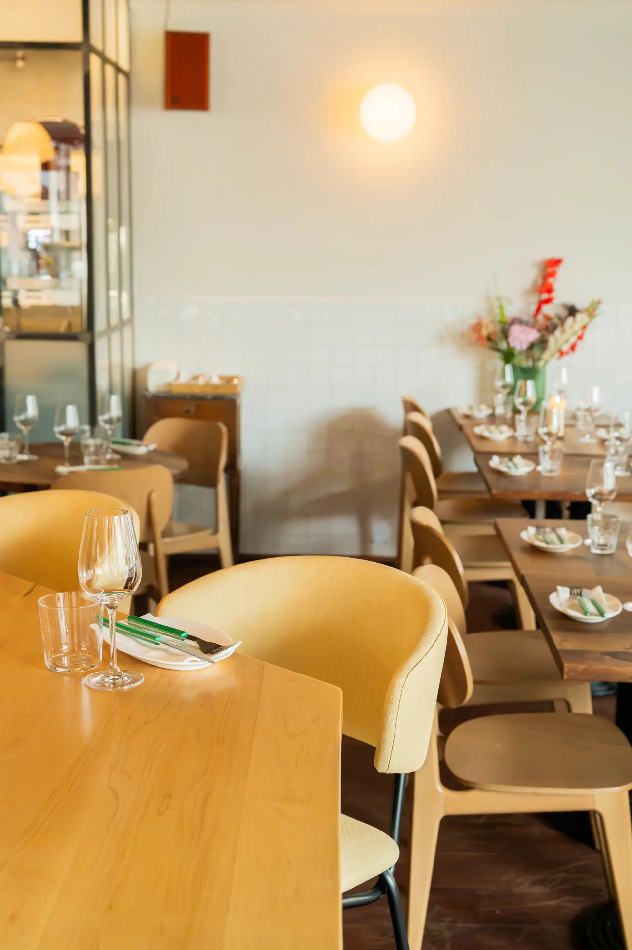 Table set with flowers and green napkins